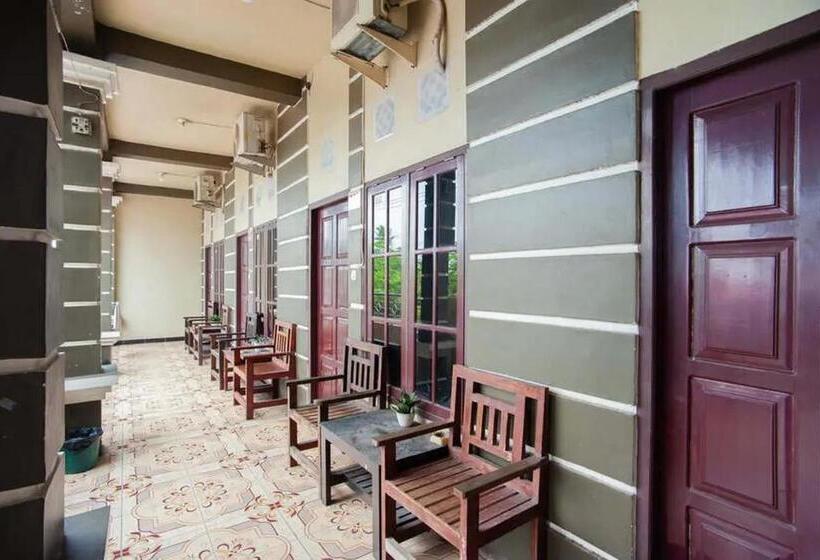 Отель Reddoorz At Km 5 Palembang