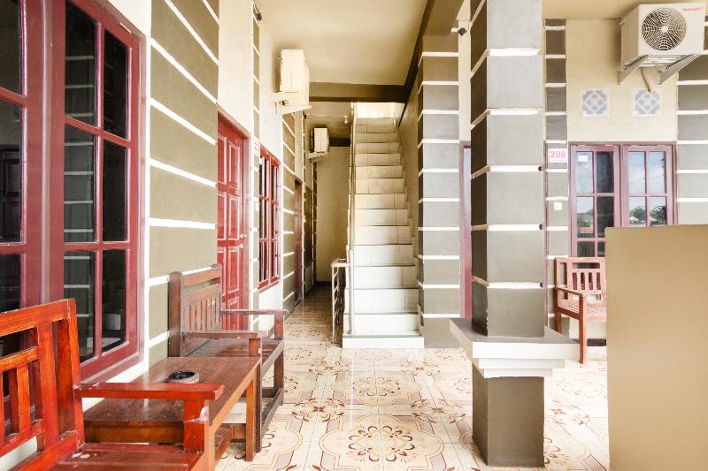 Отель Reddoorz At Km 5 Palembang