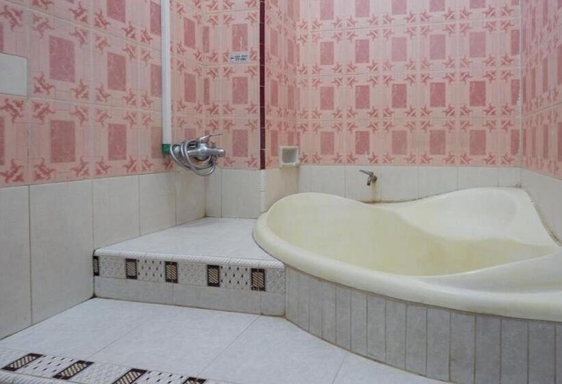 ホテル Reddoorz Plus Syariah Near Stasiun Pekalongan 2