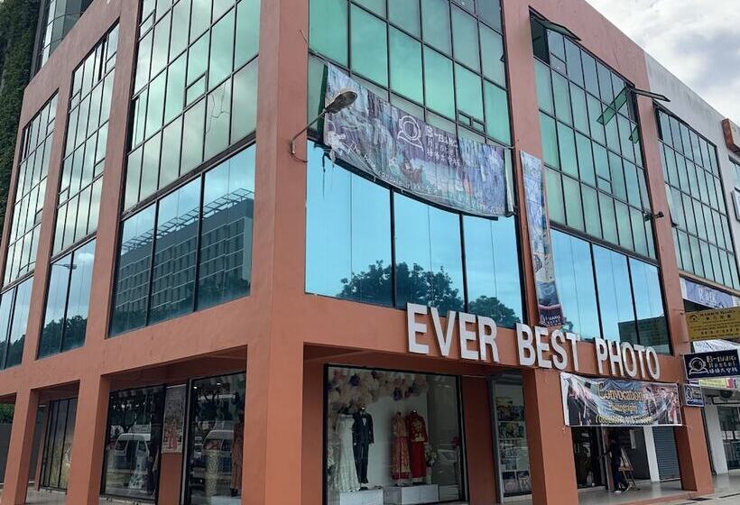 בית מלון כפרי Spot On 89900 Jesselton Capsule Inn