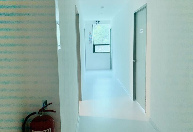 בית מלון כפרי Spot On 89900 Jesselton Capsule Inn