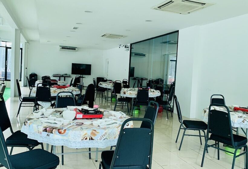 בית מלון כפרי Spot On 89900 Jesselton Capsule Inn