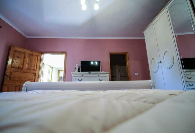 بنسيون Bujtina Leon's Apartments