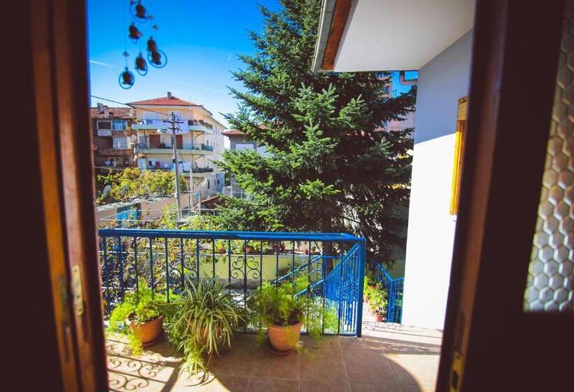 بنسيون Bujtina Leon's Apartments