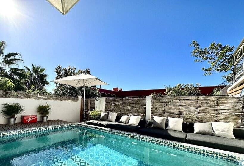 تختخواب و صبحانه Baja House