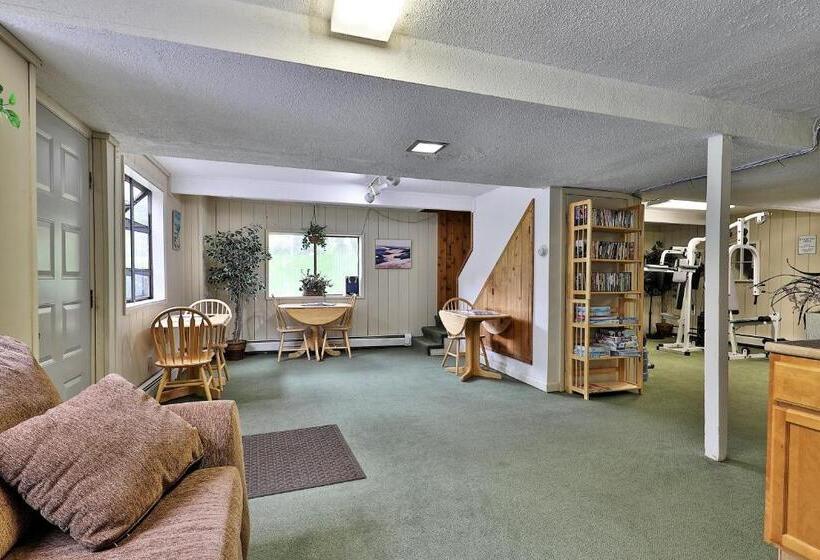 Cedarbrook Hotel Room W/2 Doubles 116