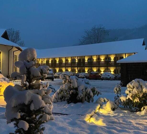 酒店 Complex Adora