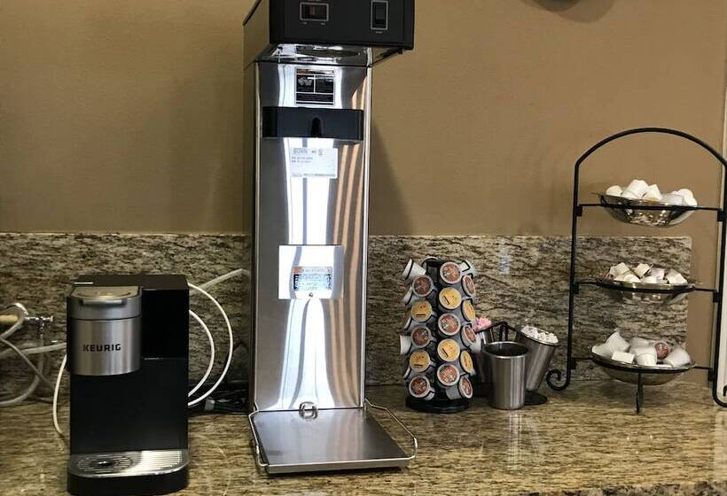 Отель The Lodge At Kenedy