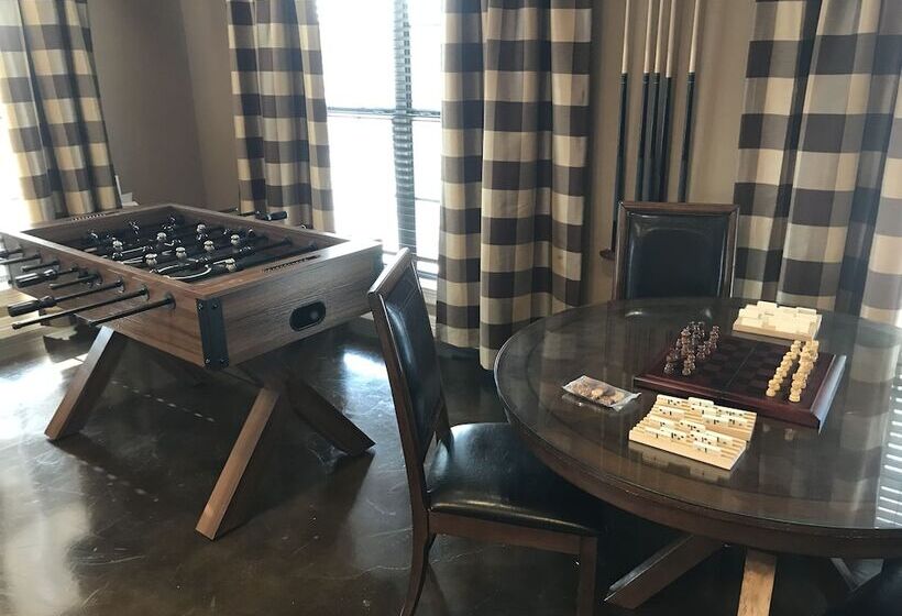 Отель The Lodge At Kenedy