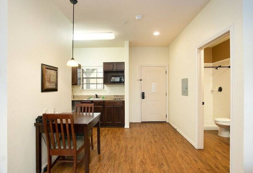 Отель The Lodge At Kenedy