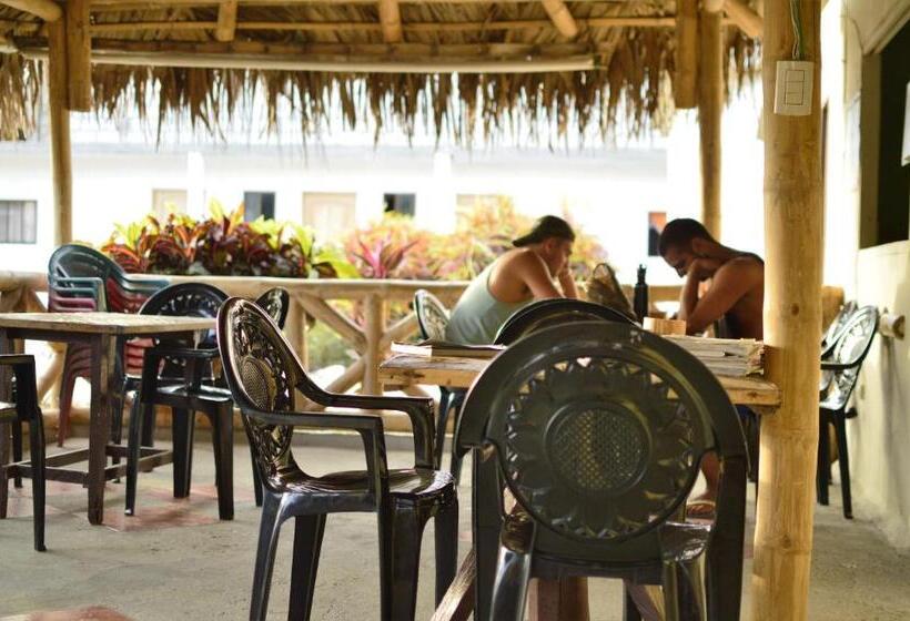 پانسیون Montañita Garden Hostal