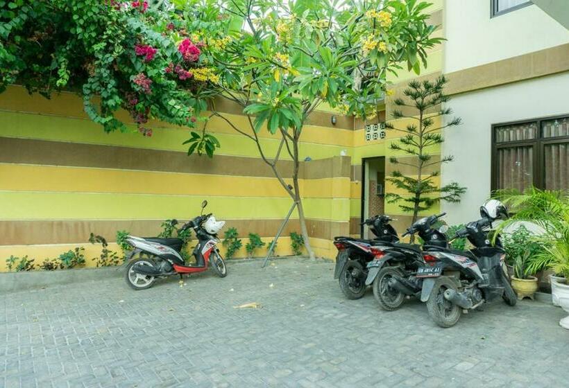 펜션 Reddoorz @ Gatot Subroto Ende