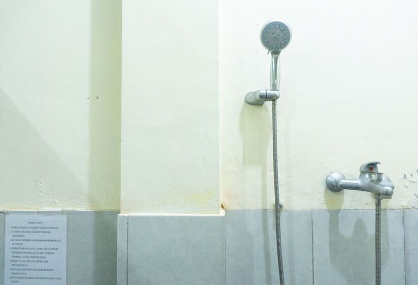 پانسیون Reddoorz @ Gatot Subroto Ende