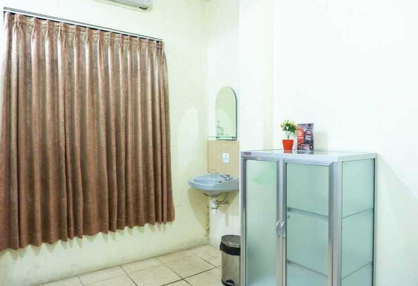 펜션 Reddoorz @ Gatot Subroto Ende