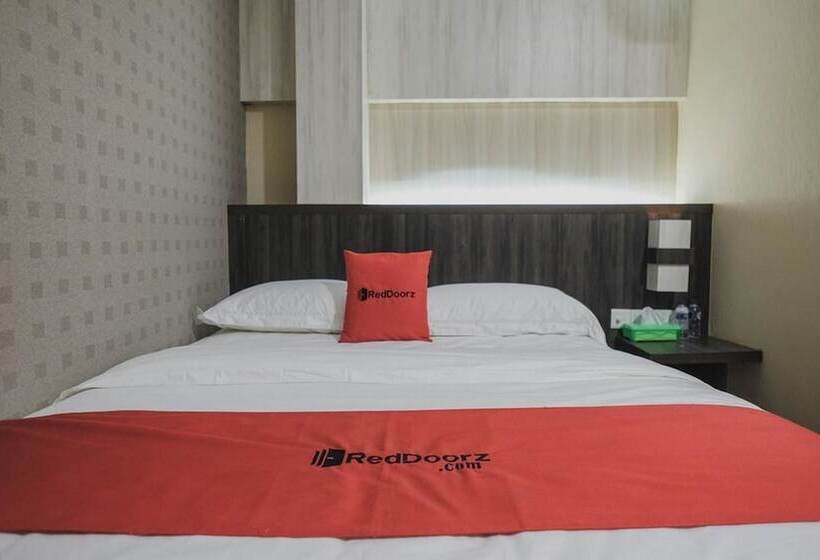 Пансион Reddoorz Plus Near Pantai Coastarina 2 Batam