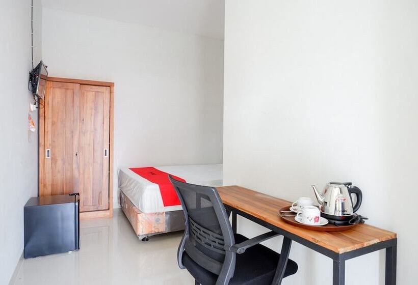 פנסיון Reddoorz Plus Syariah Near Stasiun Tegal 2