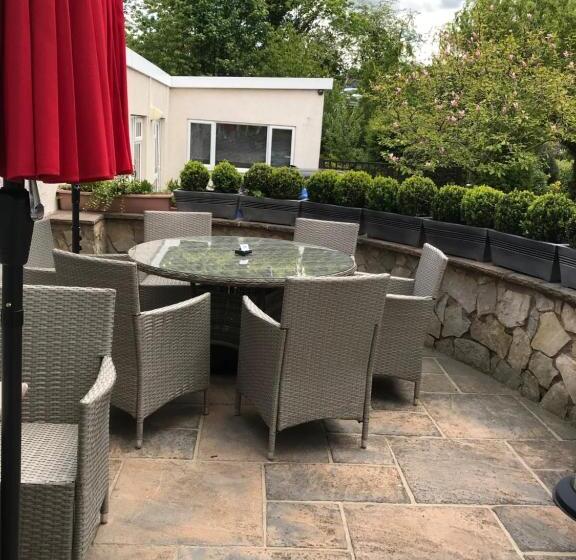 פנסיון The Hawthornes Licensed Guest House