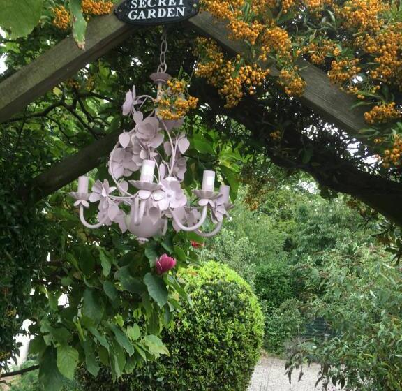 פנסיון The Hawthornes Licensed Guest House