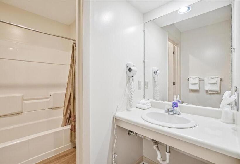 هتل Cedarbrook Queen Studio 110