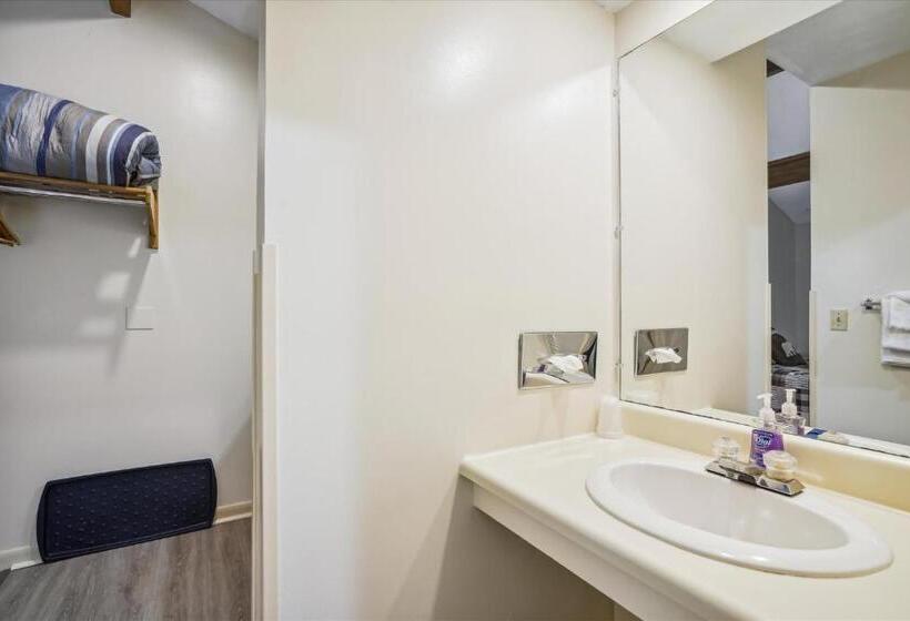 هتل Cedarbrook Queen Studio 210