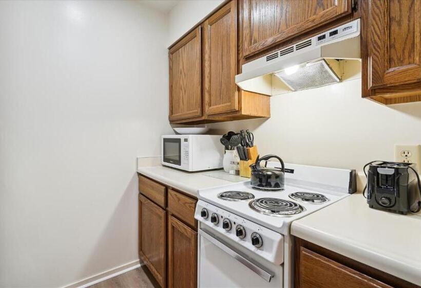 בית מלון כפרי Cedarbrook Queen Suite 202