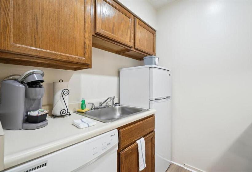 בית מלון כפרי Cedarbrook Queen Suite 202