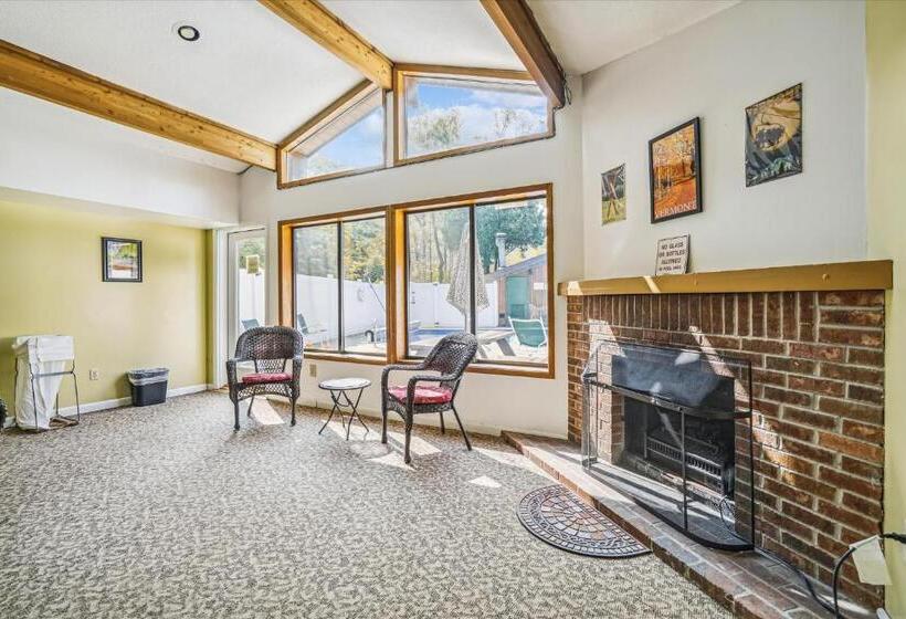 בית מלון כפרי Cedarbrook Queen Suite 202