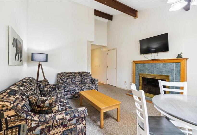 בית מלון כפרי Cedarbrook Queen Suite 203