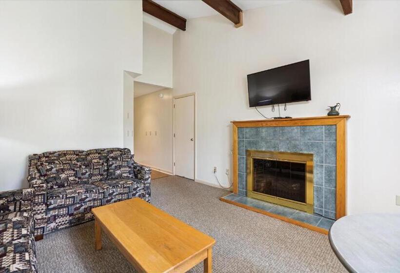 בית מלון כפרי Cedarbrook Queen Suite 203