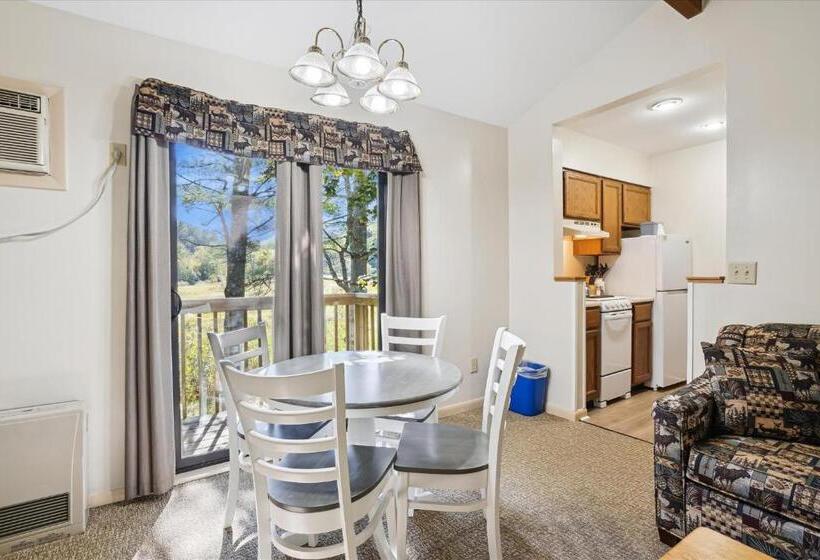 בית מלון כפרי Cedarbrook Queen Suite 203