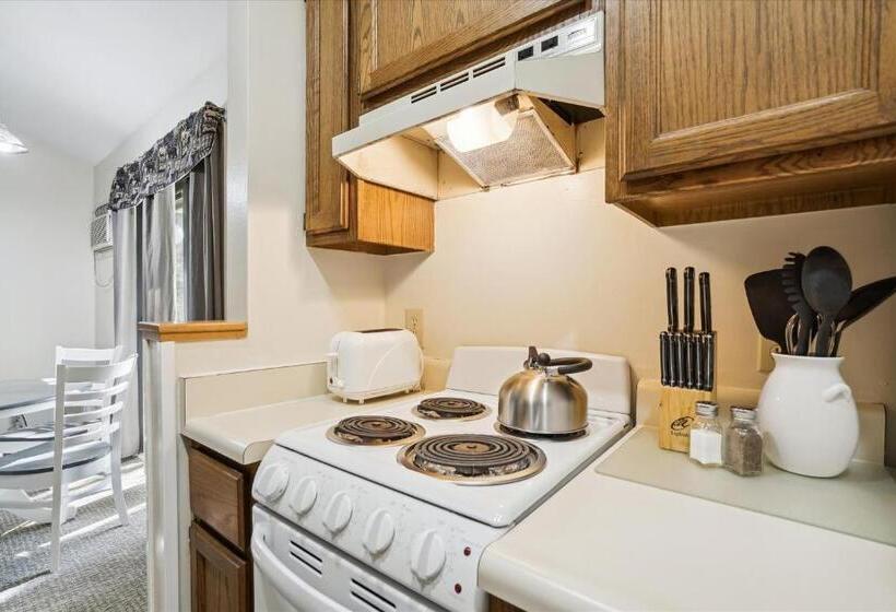 בית מלון כפרי Cedarbrook Queen Suite 203