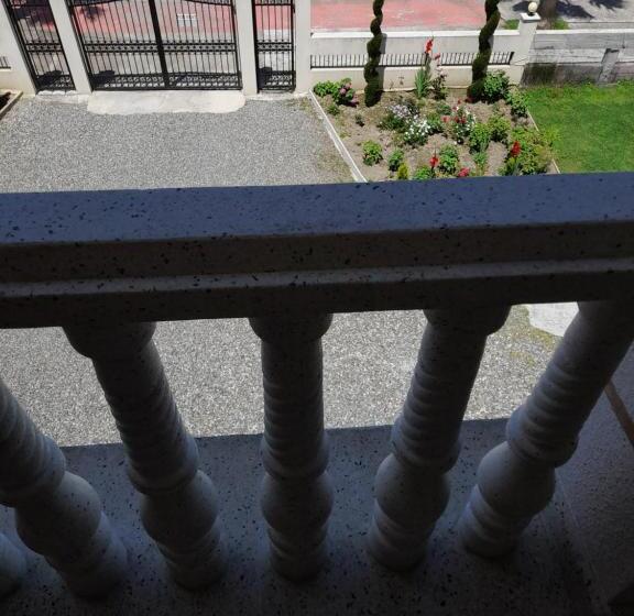 پانسیون Golden House