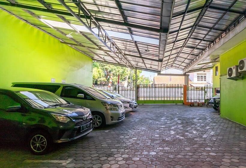 پانسیون Reddoorz Near Kejaksan Station Cirebon 2