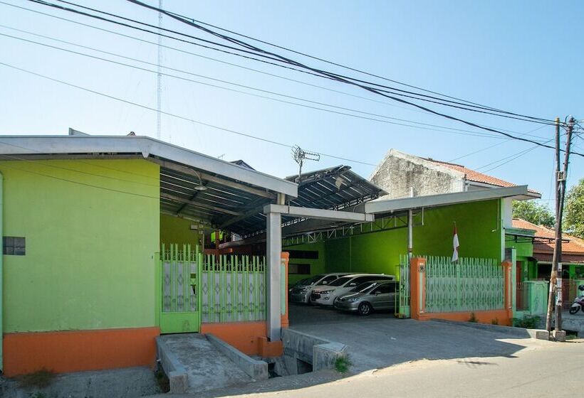 Пансион Reddoorz Near Kejaksan Station Cirebon 2