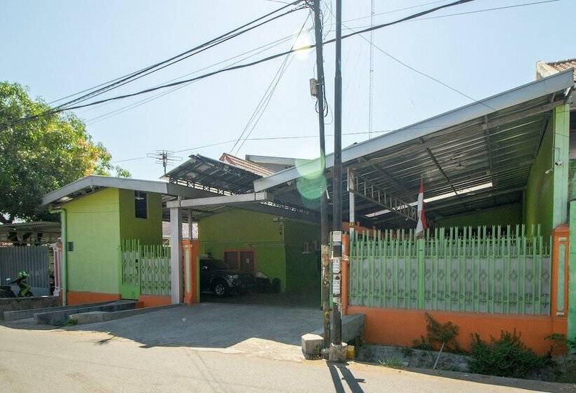 پانسیون Reddoorz Near Kejaksan Station Cirebon 2