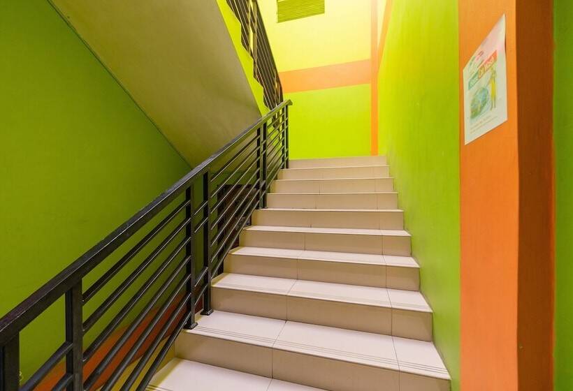 بنسيون Reddoorz Near Kejaksan Station Cirebon 2