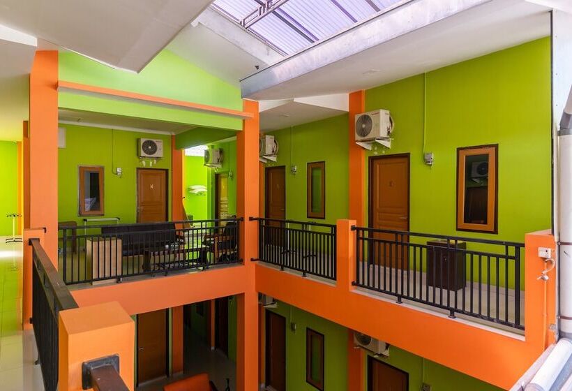 Пансион Reddoorz Near Kejaksan Station Cirebon 2