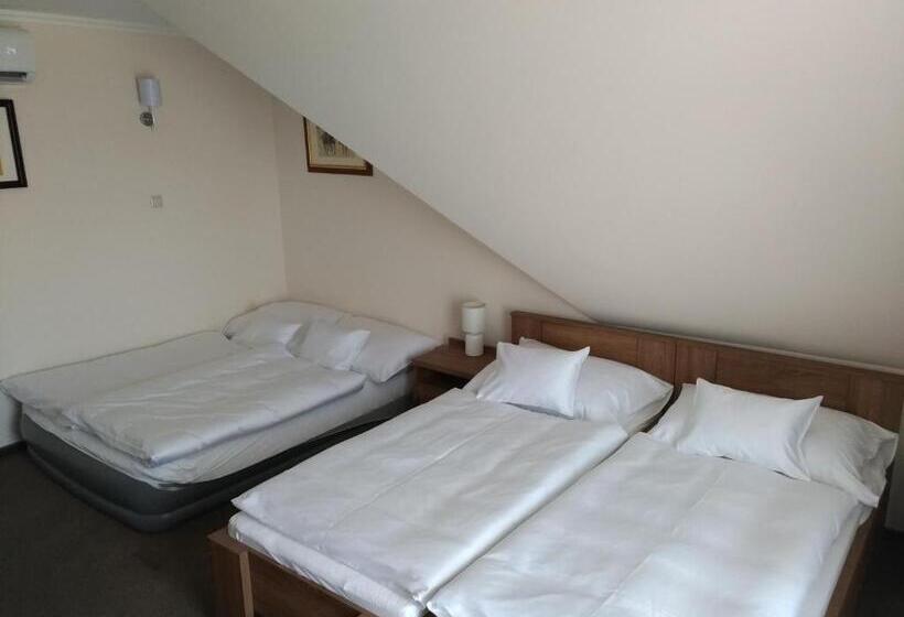 ペンション St. Hubert Vendégház