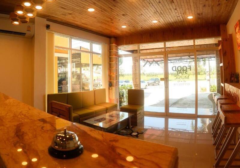 Отель Baan Urt Suratthani Airport