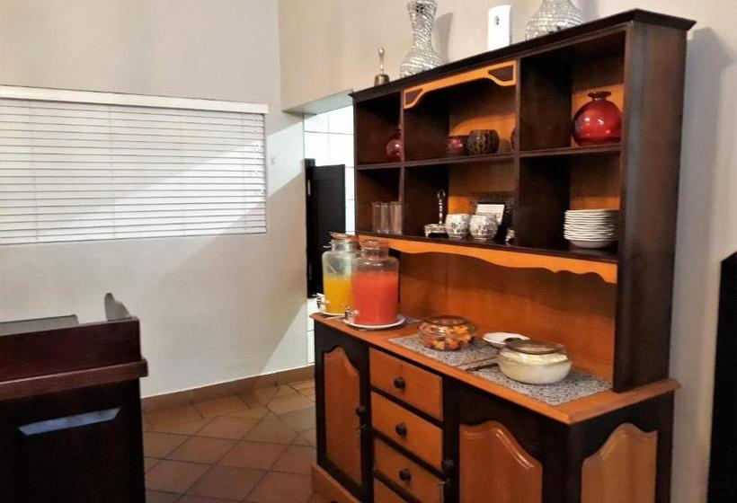 Отель Newcastle Country Lodge