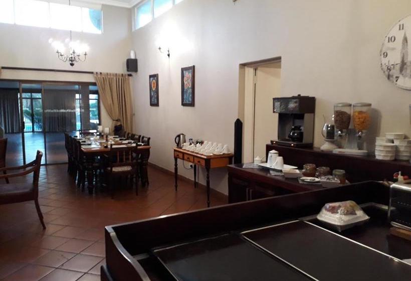 Отель Newcastle Country Lodge