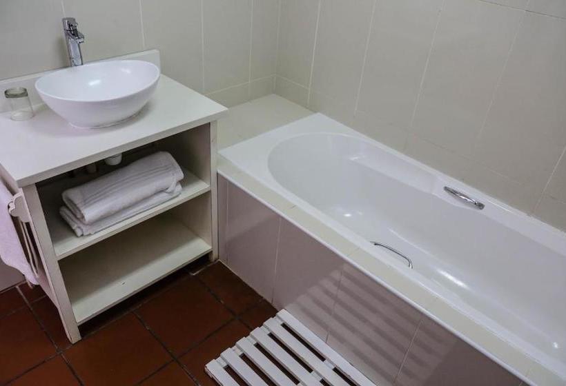 Отель Newcastle Country Lodge