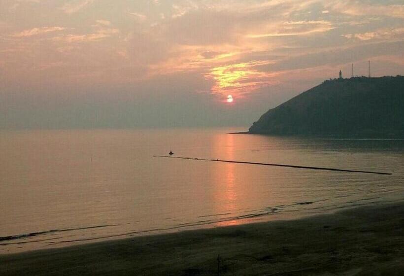 فندق Sea Fans Mandvi Beach