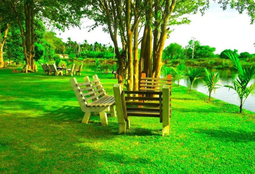 Pension Canal Side Safari Resort