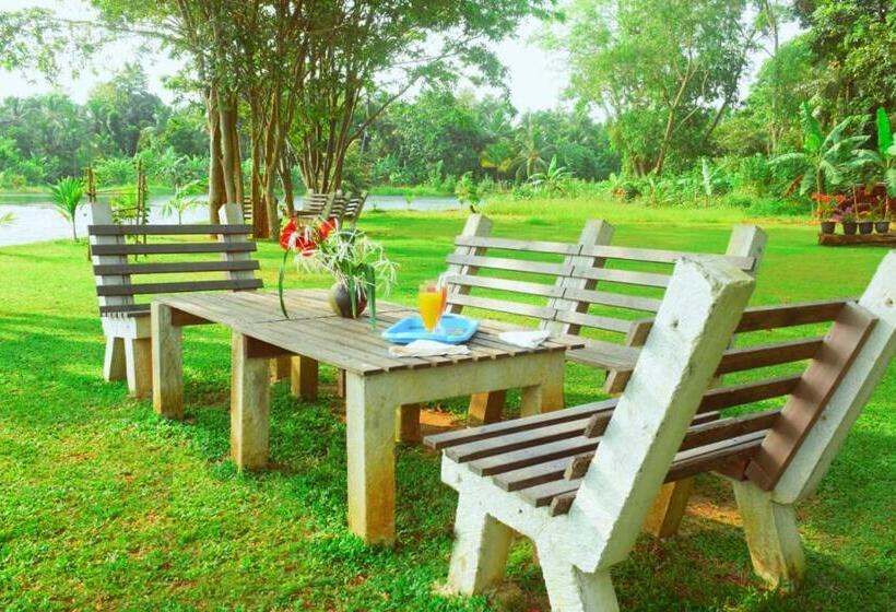 Pension Canal Side Safari Resort