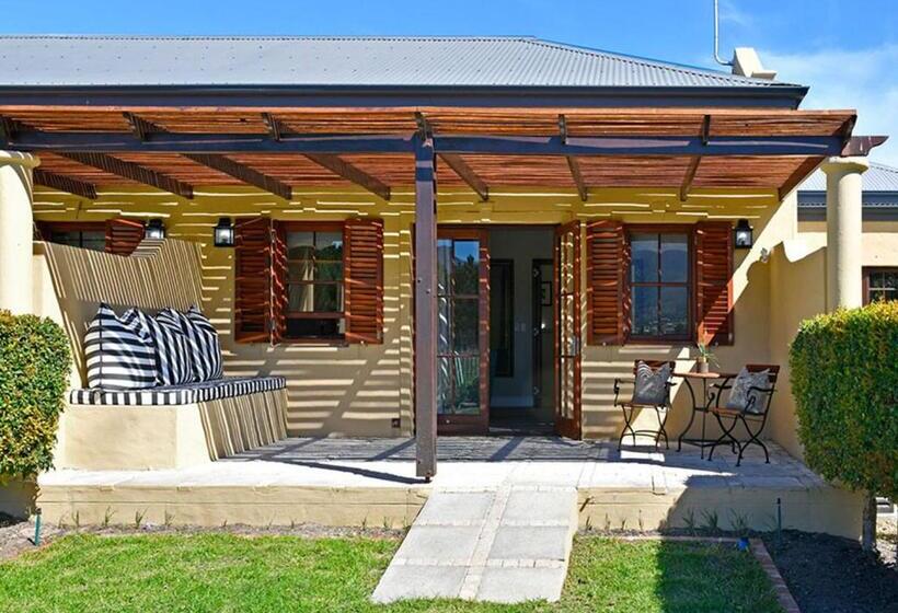 پانسیون Huguenot House