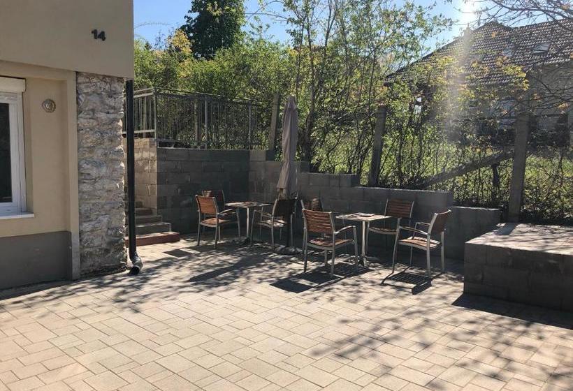 פנסיון Juno Apartman Vendégház