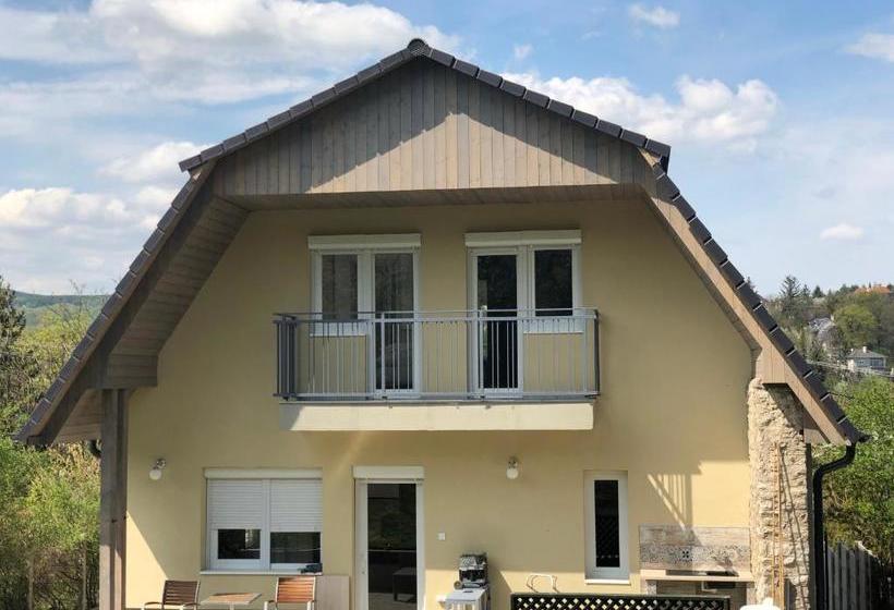 פנסיון Juno Apartman Vendégház