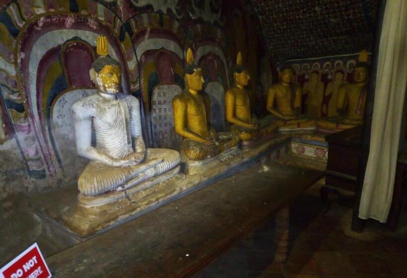 Пансион Tourist Holiday Inn