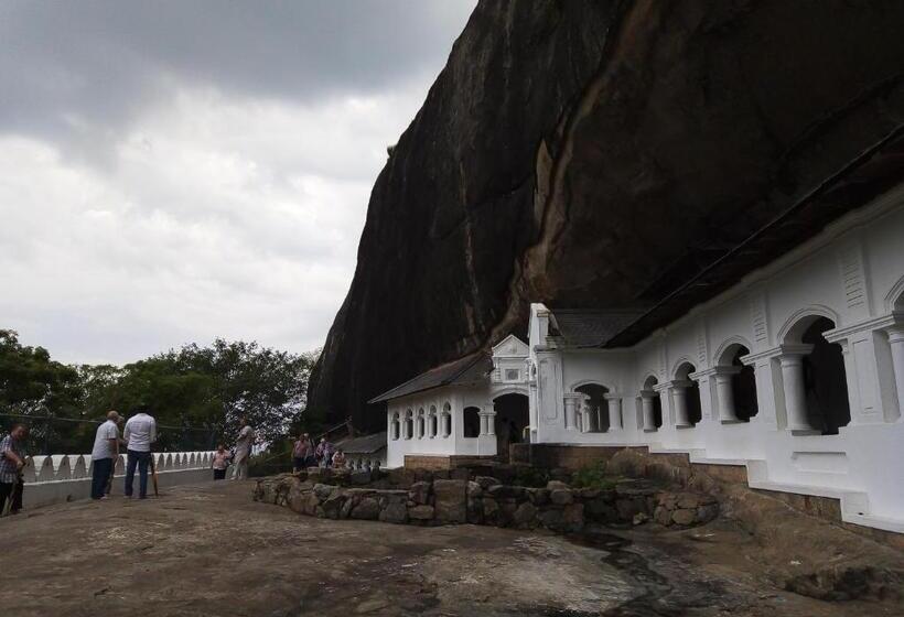 Пансион Tourist Holiday Inn